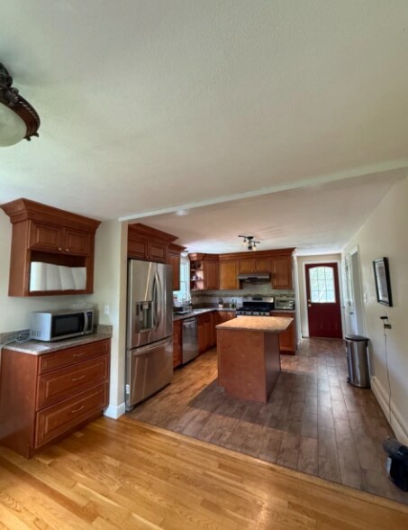 Building Photo - 72 Grassland St