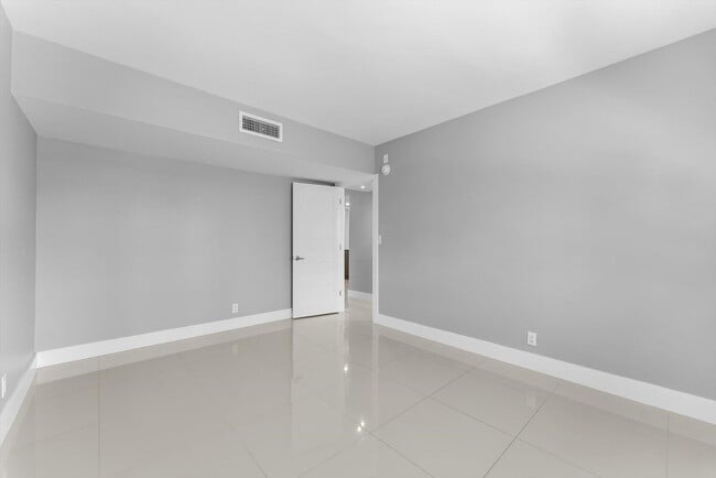 Building Photo - 3200 N Palm Aire Dr