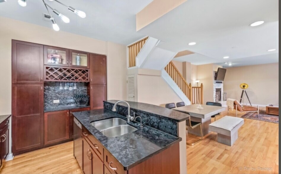 Building Photo - 1430 N La Salle Dr