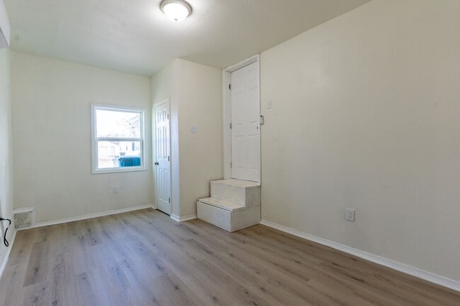 Building Photo - 1621 Thompson Dr