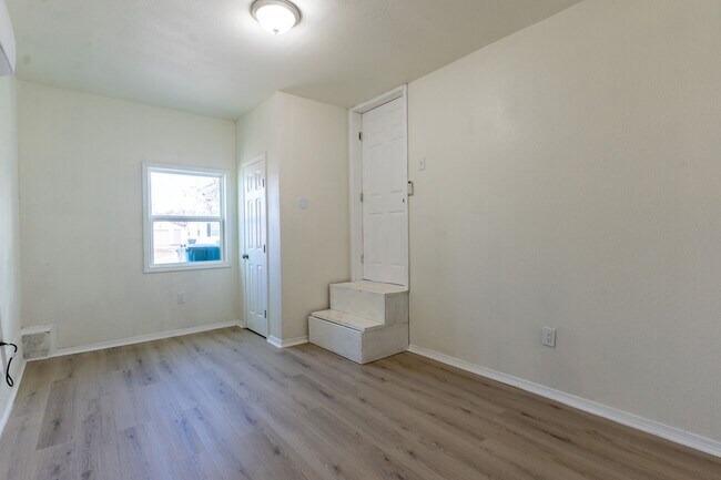 Building Photo - Check out this 2 bedroom home!