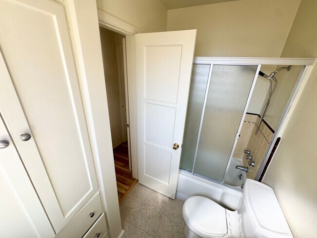 Building Photo - Spacious 2 bedroom, 2 bathroom