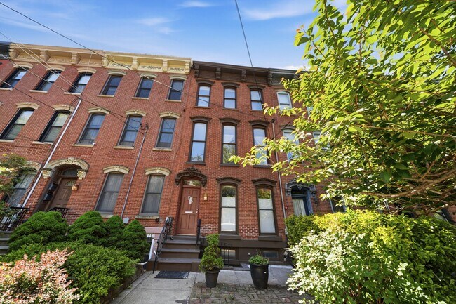 Building Photo - 213 York St