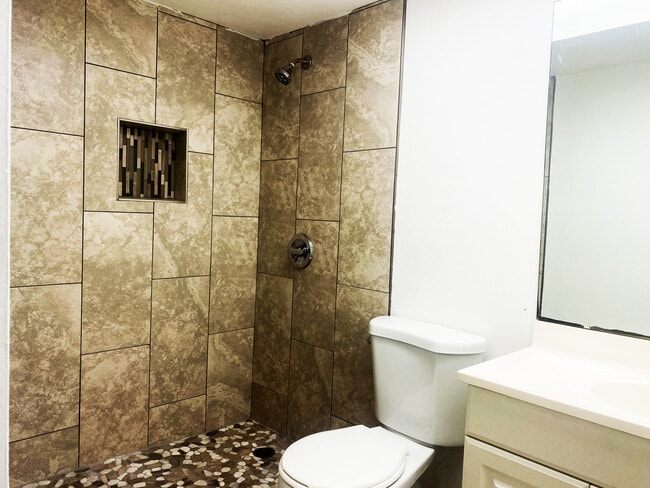 Building Photo - 1104 SE 8th St