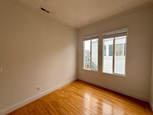 Building Photo - 2068 McAllister St