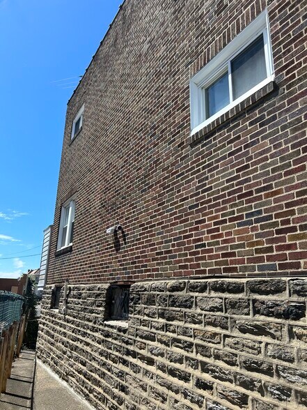 Building Photo - 3234 Fanshawe St