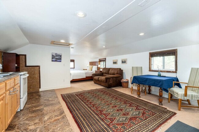 Building Photo - 6820 S Maxfield Dr