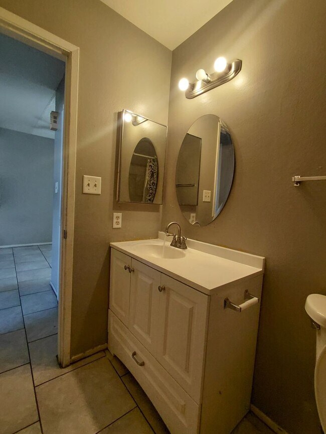 Building Photo - 111 Greenbriar Townhouse Way