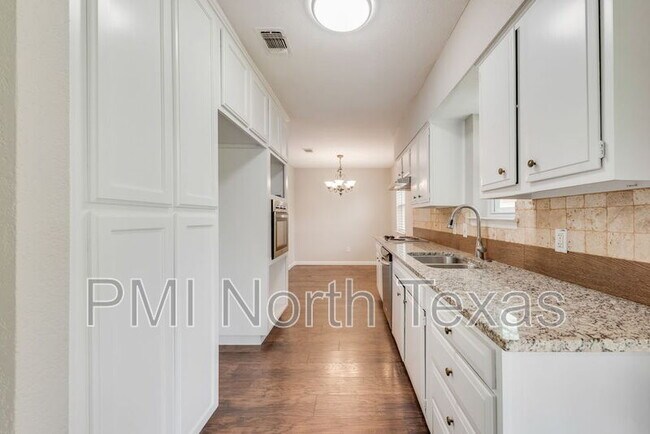 Building Photo - 305 Live Oak Dr