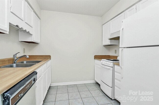 Building Photo - 6121 Heathstone Ln