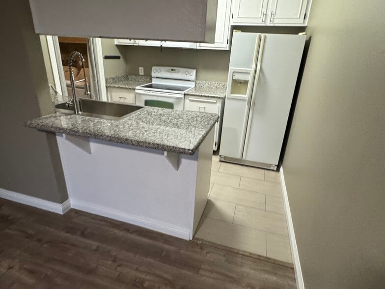 Building Photo - 5060 Village Dr
