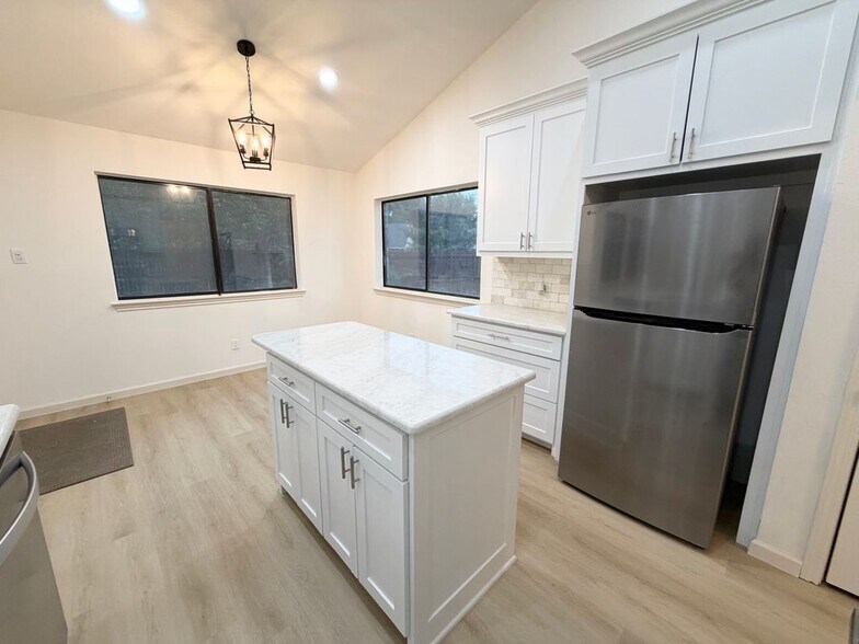 Building Photo - 3308 Meadowview Dr