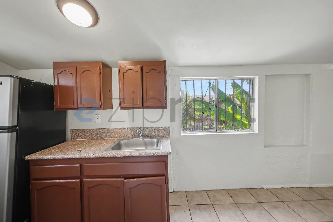 Building Photo - Unit B