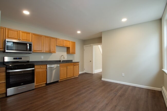 Building Photo - Newly Renovated 3 Bedroom 1.5 Bathroom Sla...
