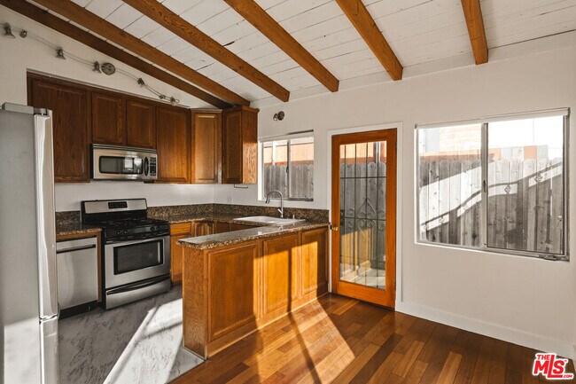 Building Photo - 1231 Montecito Dr