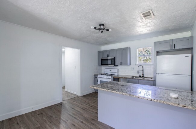 Building Photo - 301 E Dumble St