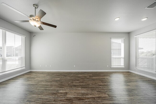 Building Photo - Bright & Cozy Home