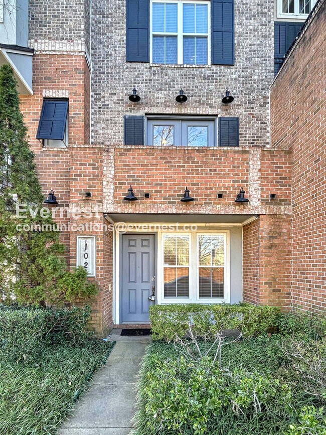 Building Photo - $500 off the first month’s rent! 2 Bed/4 Bath Condo with Detached Garage / Pet-Friendly / Availab...