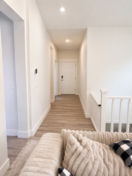 Building Photo - 1587 N 550 E