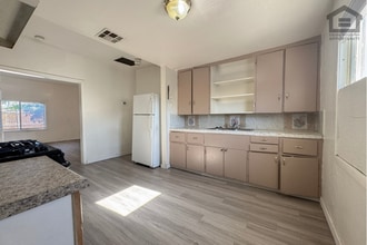Building Photo - 2Bed/1Bath Apartment at Camelback Rd/Central Ave! Ready for Immediate Move-In! – NO HOA!