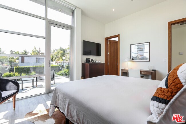 Building Photo - 912 N Crescent Heights Blvd