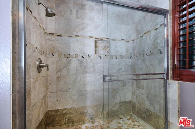 Primary Shower - 14647 Dickens St