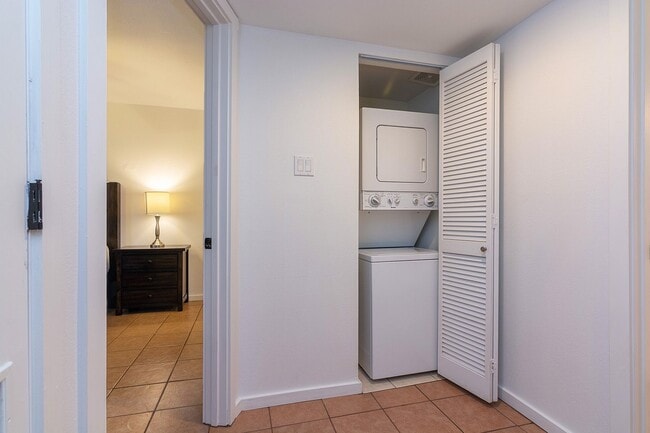 Building Photo - Fully Furnished One Bedroom Condo Availabl...