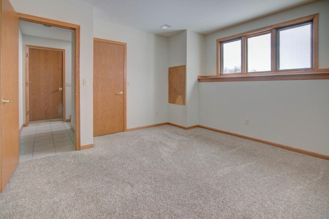 Building Photo - 927 W Monroe Ave