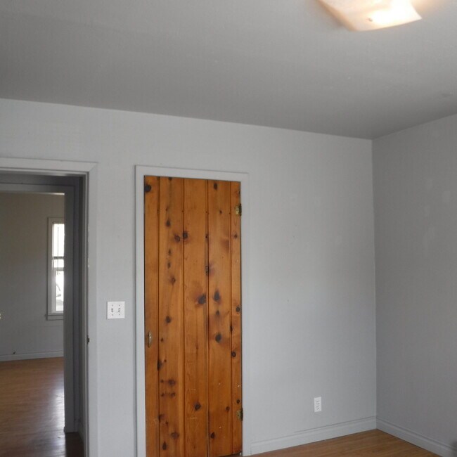 Building Photo - g735