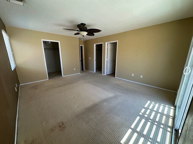 Building Photo - Welcome to this 4 bed 2 bath home!