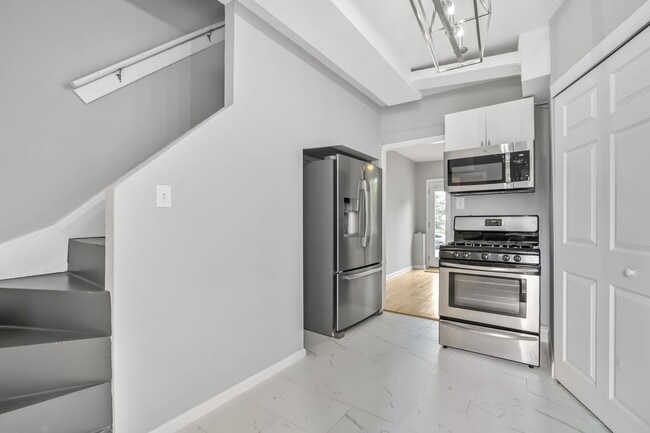Building Photo - Available Now! 2 Bed / 1 Bath Rowhouse in ...