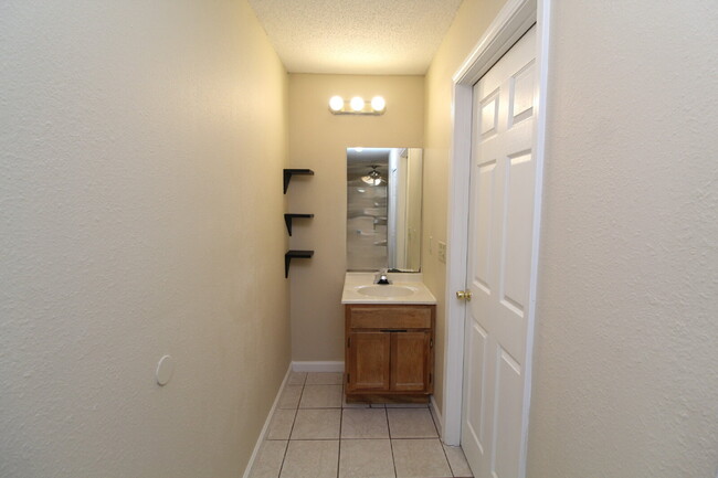 Building Photo - Updated 2BR/2BA in West Pensacola – New Ca...