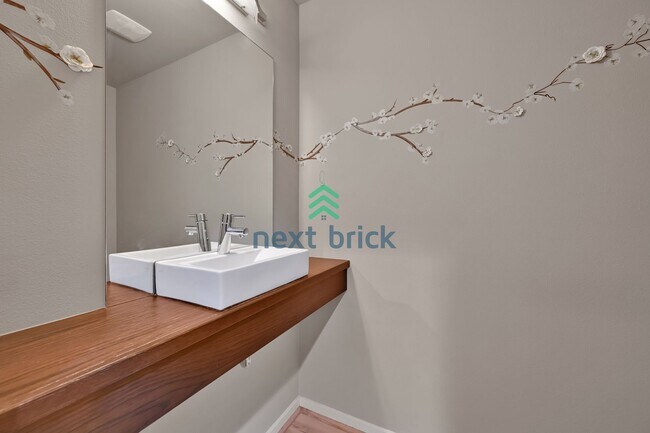 Building Photo - 3 BED & 2.5 BATH SINGLE FAMILY HOUSE FOR RENT