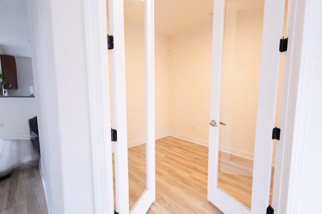 Building Photo - 956 Iron Bridge Dr