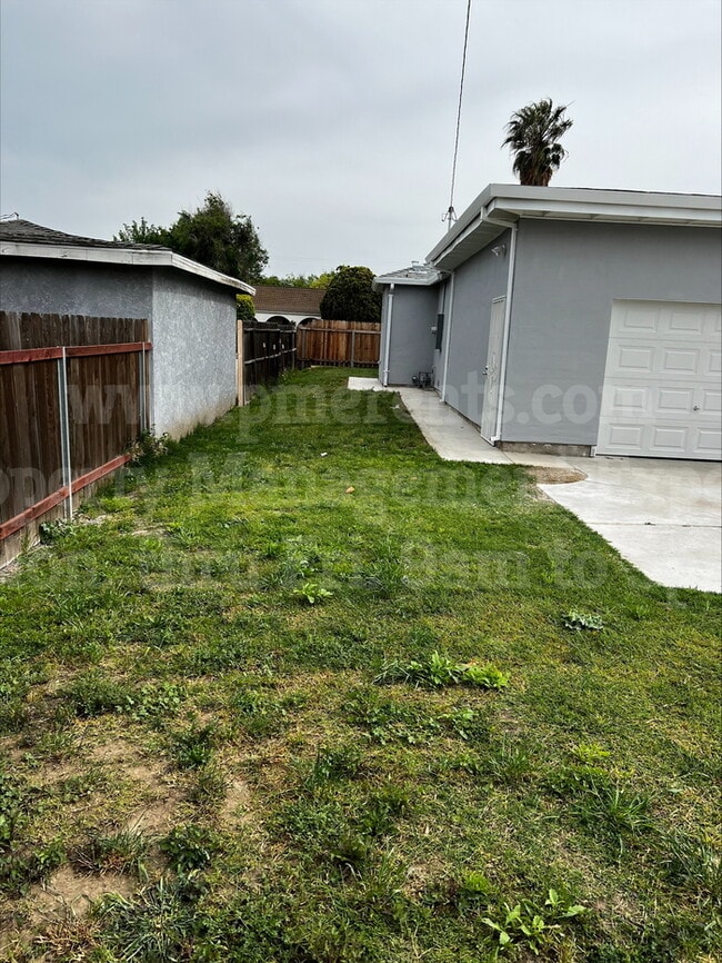 Building Photo - 2206 Buena Vista Ave