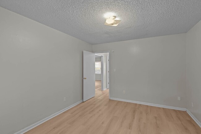 Building Photo - Newly renovated 2 bedroom 1 bathroom duplex