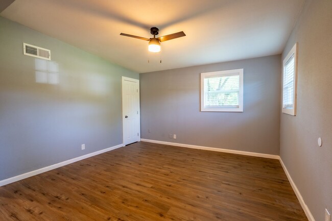 Building Photo - Unique Tulsa Home Available Now! 3 bedroom...