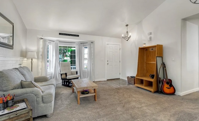 Building Photo - Beautiful Designer 3 bedroom home in Quiet...