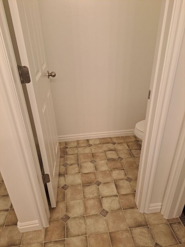 Building Photo - End unit townhome with basement suite!!