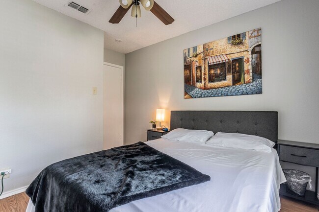 Building Photo - RENOVATED 3-BEDROOM IN NORTHWEST CROSSING