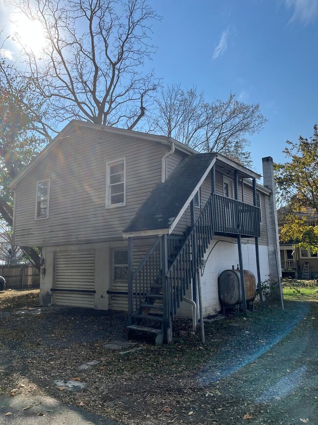 Building Photo - 4-Bedroom, 1-Bath Single Family Home