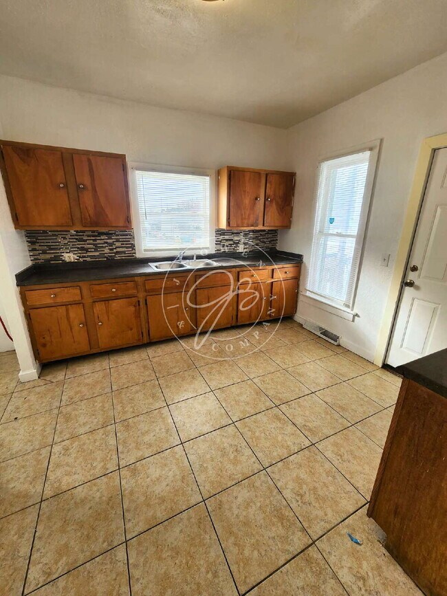 Building Photo - 4 bed 2 bath home with over 1600 Sq Feet!