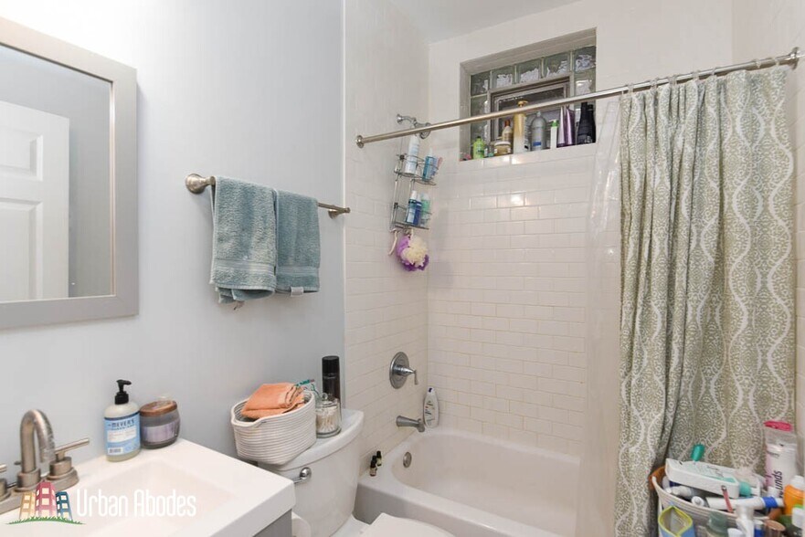 Building Photo - 870 W Buckingham Pl