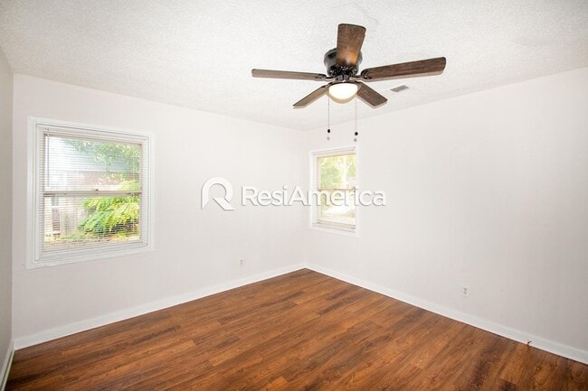 Building Photo - Newly Renovated 3/1 In 38111