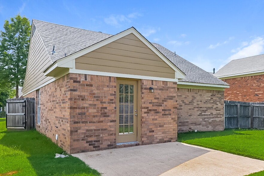 Building Photo - 10630 Pecan View Dr