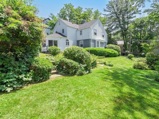 Building Photo - 221 Manhasset Ave