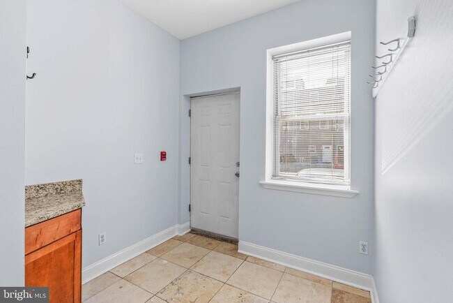 Building Photo - 1712 W Girard Ave