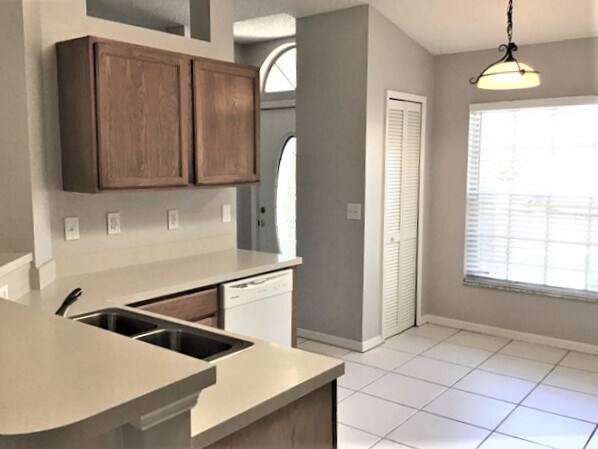 Building Photo - 805 Topaz Dr