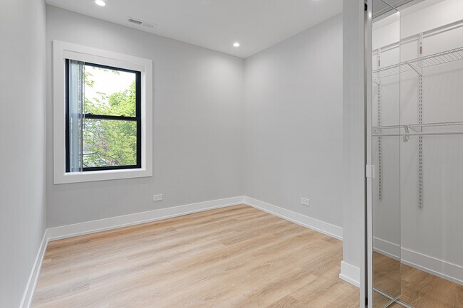 Building Photo - 1558 W Juneway Terrace