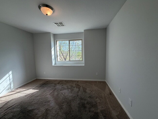 Building Photo - 4 BED 2.5 BATH 2 CAR GARAGE SINGLE FAMILY HOME W/ FULLY LANDSCAPED BACKYARD. THIS WAS FORMER MODE...